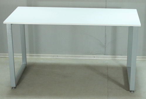 Стіл на металевих ніжках