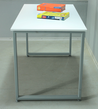 Стіл на металевих ніжках