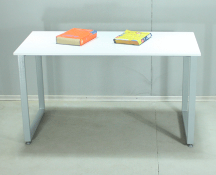 Стіл на металевих ніжках